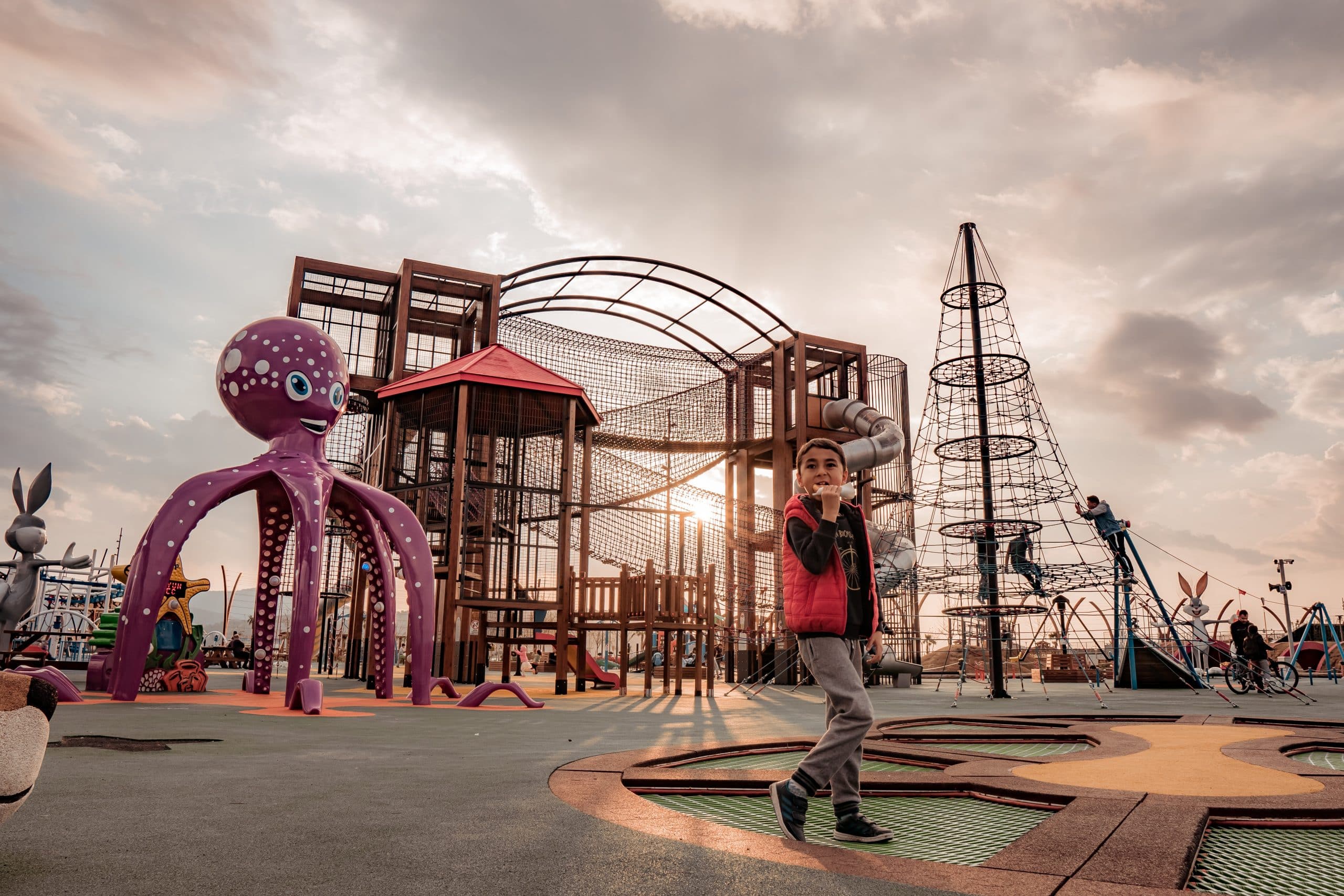 Nawierzchnia na plac zabaw – co zapewni dzieciom komfort i bezpieczeństwo?