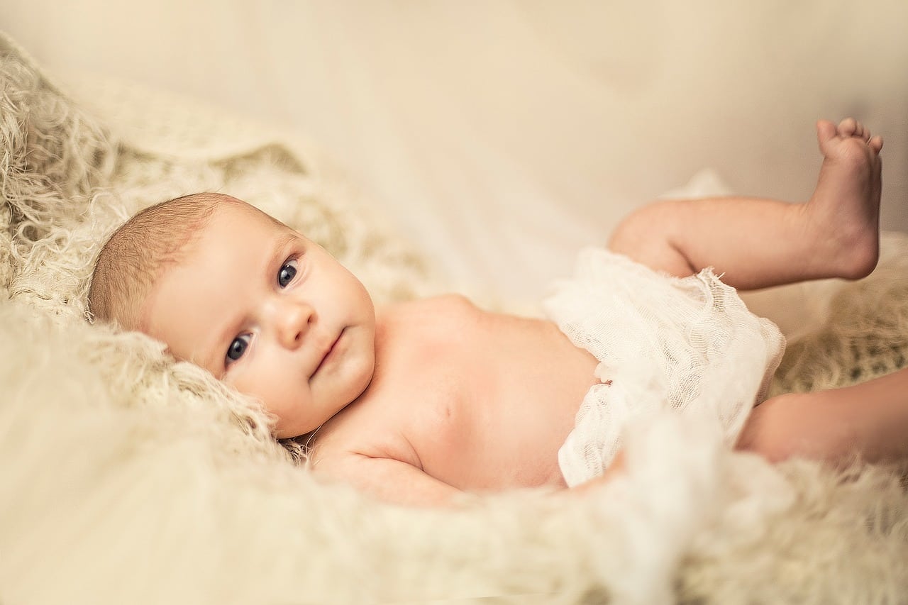 Ulewanie u niemowlaka – skąd się bierze i co warto o nim wiedzieć?