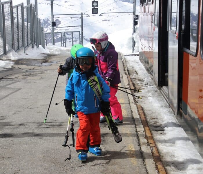 Dzieci na nartach: Idealny wiek do rozpoczęcia przygody z nartami i jak przygotować malucha do pierwszej jazdy